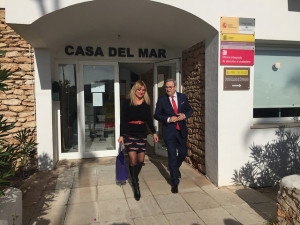 Marta Díaz y Vicent Torres a su salida de la Delegación de Gobierno, tras la reunión con Palmer.