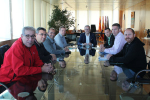 El presidente Vicent Torres i el conseller David Ribas amb els representants del motocross.