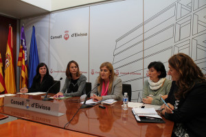 Judith Romero, directora insular de Igualdad, Lydia Jurado, consellera de Sanitat, Benestar Social i Igualtat, Rosa Cursach, directora del Institut Balear de la Dona, Olga Guerra, directora de la Oficina de la Dona del Consell y Belén Alvite del CEPCA.