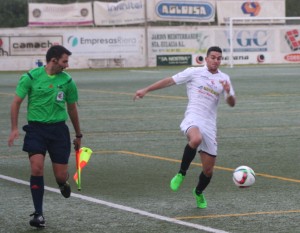 Pomar controla un balón en banda derecha