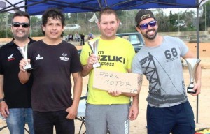 Toni Torres, a la derecha, reclama el circuito durante el Dirt Track de Sant Carles.