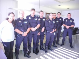 La concejala Aida Alcaraz con los nuevos agentes de Policía Local contratados este año. 