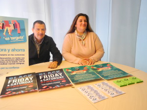 La concejala de Comercio de Sant Antoni, Cristina Ribas, y el presidente de la Asociación de Comerciantes de esta localidad Juan Ribas, en la presentación. 