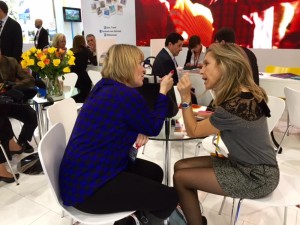 La concejala Carmen Ferrer en la feria WTM.