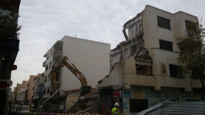 Imagen del derribo del edifico de los sindicatos, esta mañana.