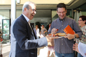 Durante la presentación, los asistenes, incluidos periodistas, han podido degustar la sobrasada.