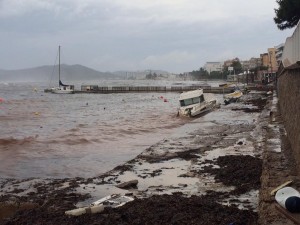 Varias embarcaciones totalmente destrozadas en Platja d'en Bossa.