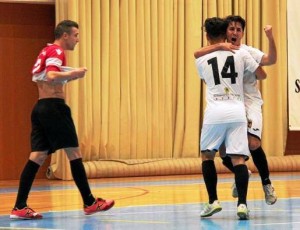 Los jugadores de la Peña Deportiva FS celebran un gol en un partido de Liga.