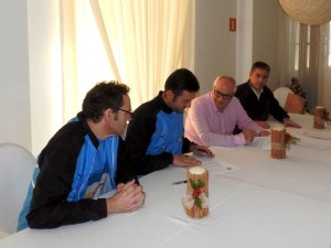 Un momento de la firma entre Baleària y el Grup Esportiu Espalmador.