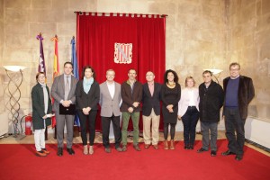 El vicepresident i el conseller, amb membres de la Mesa de l'Habitatge. 