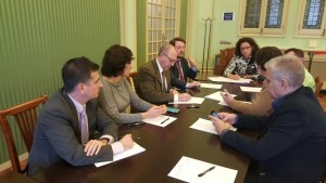 A la reunió han assistit els diputats Antoni Camps, Andreu Alcover, Salvador Aguilera, Antoni Reus, Josep Melià, Sílvia Tur, i el representant de C's Fernando Peguero.