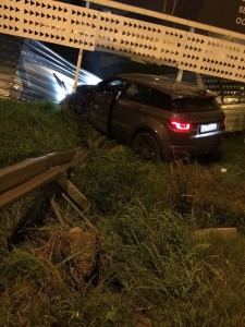 Una imagen de la camioneta Range Rover empotrada contra una valla en Vila. 