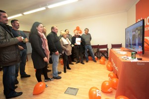 Irene Torres y otros partidarios de Ciudadanos siguen la información electoral. Fotos: Moisés Copa