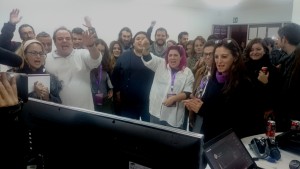 Los seguidores de Podemos aplauden la intervención de Pablo Iglesias.