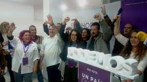 Viviana de Sans y el resto de representantes de Podemos celebran los resultados electorales.