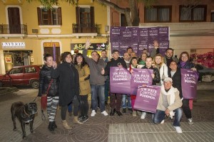 Podemos durante la pegada de carteles. Foto: Mosiés Copa