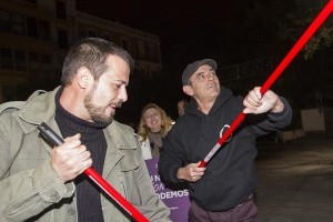 Devis y Luzón durante la pegada de carteles electorales. Foto: Mosiés Copa