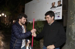 Artur Parrón durante la pegada de carteles. Foto: Mosiés Copa