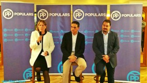 Virginia Marí, José Vicente Marí Bosó y Santi Marí, durante el mitin de fin de campaña del PP. Foto: Juan Ribas Compte