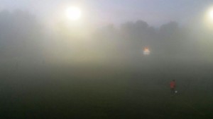 La espesa niebla obligó a suspender el partido en la segunda mitad. Fotos: V. R.