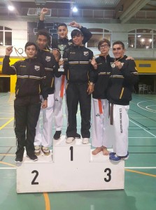 Los deportistas del Cub Bahía San Agustín posan con las medallas obtenidas en el balear de taekwondo.