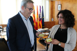 Vicent Torres i Pepa Marí, amb la tarjeta