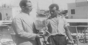 Toni Platé, a la derecha de la imagen, recibe el trofeo que le acredita como subcampeón del Mundo de la clase Snipe