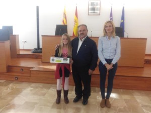 Antoni Marí i Sarah Rodríguez, d'Aqualia, amb la guanyadora del concurs.