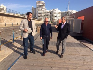 Pedro Puigdengoles, José Tur y Joan Boned, en el puerto de Sant Antoni. 