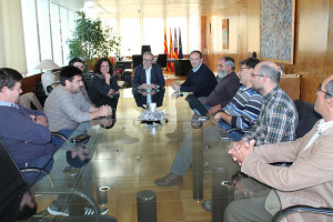 Vicent Torres y Pepa Marí con los representantes del sector del taxi.