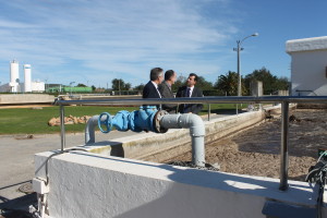 Imagen de archivo durante una visita a la planta desaladora de Santa Eulària.