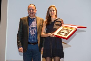 Pilar Escandell recoge el premio de manos del alcalde de Santa Eulària, Vicent Marí.