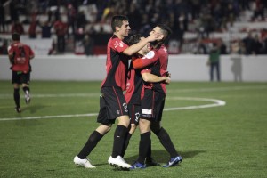 Los jugadores del Formentera celebran un gol en un partido de Liga. Foto: Kevin Cabezuelo