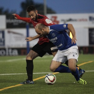 De Pablos y Jordi Martí pugan por el cuero en un lance del partido. Foto: Kevin Cabezuelo