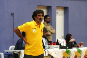 Toni Gino Corona, entrenador del Ushuaïa, durante el encuentro.