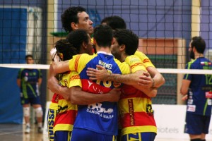 Los jugadores del Ushuaïa Ibiza Voley celebran uno de los puntos ante el Textil Santanderina. 