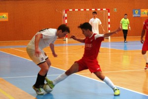 Álex Medina protege el balón ante la entrada del jugador catalán El Amrani.