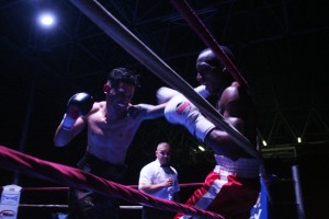 Víctor Bonet acorrala contra las cuerdas al ecuatoriano Sidney Cortez. Fotos: C. V.