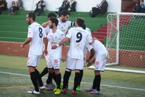 Los jugadores de la Peña celebran uno de los goles conseguidos frente al Sóller. Fotos: C. V.