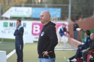 Isidro Marín, técnico del Sóller, en primer plano, con Dani Mori detrás.