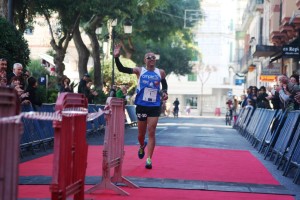 Adrián Guirado se llevó el triunfo por cuarta vez en la Cursa Patrimoni de la Humanitat. Fotos: C. V.