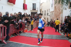 El triatleta Josep Torres celebra su primera victoria victoria en la Pujada a la Catedral.  Fotos: C. V.