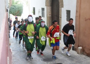 Varios corredores durante los últimos metros de recorrido de la prueba.