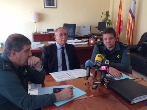 Roger Salas, en el centro, junto al teniente coronel Antonio Orantos, a la derecha, y Antonio del Fresnto, comandante jefe en Eivissa. 