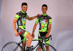 José Márquez, a la derecha, con la nueva equipación del GM Europe Ovini.