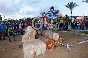 Uno de los pilotos durante la zona indoor en el paseo marítimo de Sant Antoni.