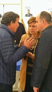 Isern departe con el alcalde de Santa Eulària, Vicent Marí, en el recinto ferial de Eivissa