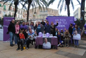 Integrantes de Podemos, en campaña en la plaza del Parque de Vila