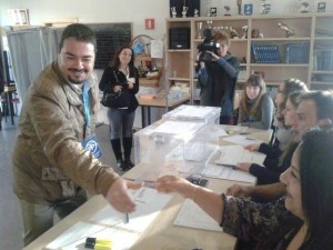 Santi Marí, candidato del PP al Senado, votando en Sant Llorenç.