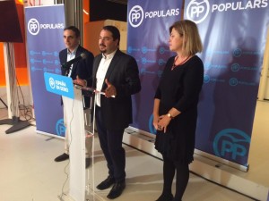 Santi Marí, acompañado de Marí Bosó y Ana Costa, dirigiéndose al público, la noche electoral del pasado 20 de diciembre.